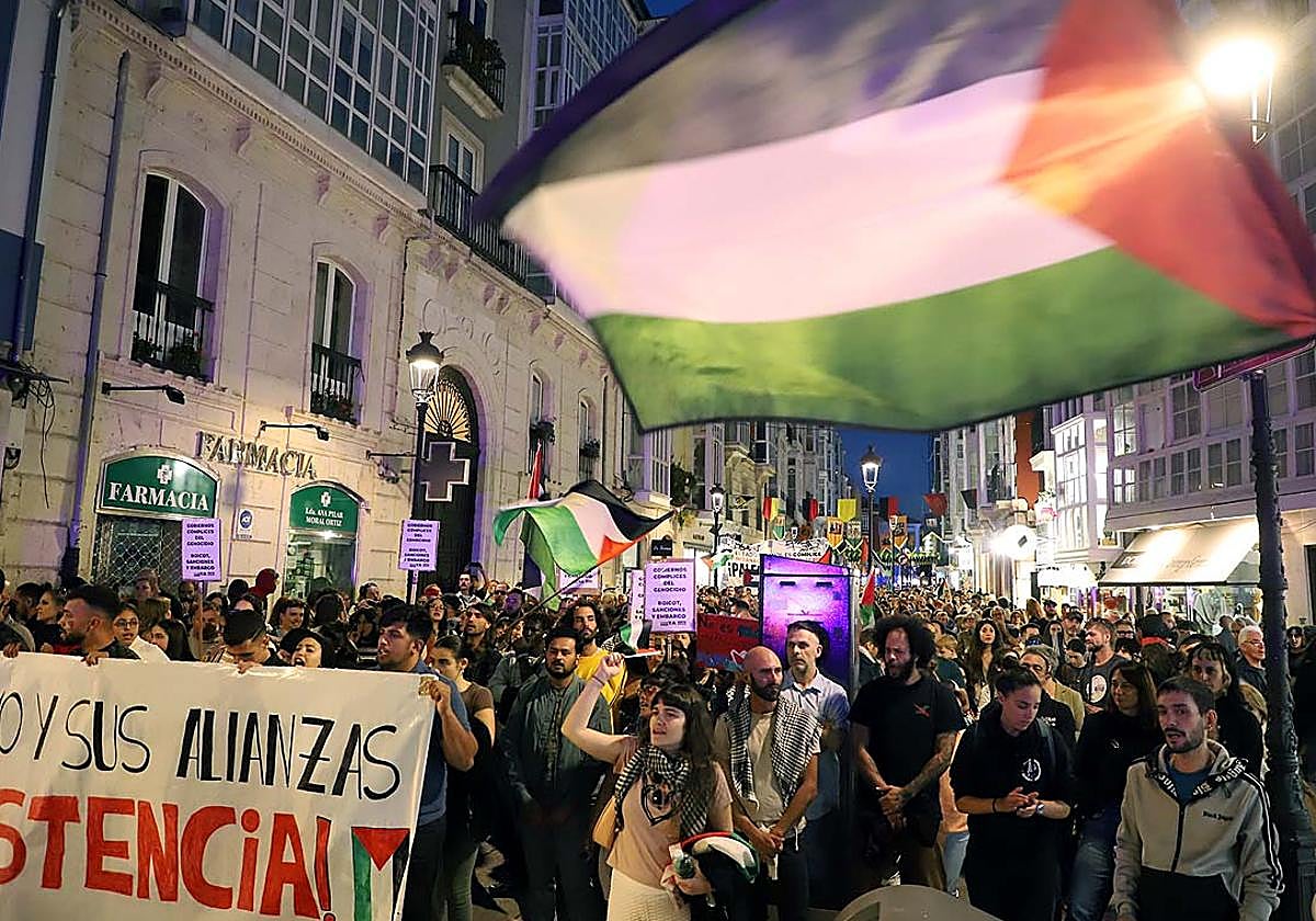Manifestantes en apoyo a Gaza y contra los ataques de Israel por el centor de Burgos.
