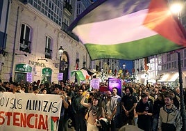 Manifestantes en apoyo a Gaza y contra los ataques de Israel por el centor de Burgos.