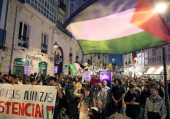 Manifestantes en apoyo a Gaza y contra los ataques de Israel por el centor de Burgos.