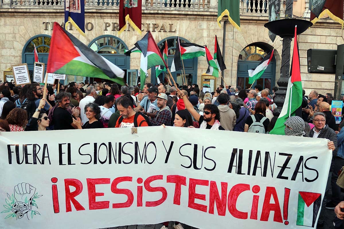 Así ha sido en imágenes la multitudinaria e improvisada manifestación por Gaza en Burgos