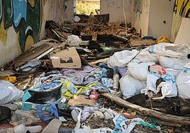 Interior de uno de los garajes de la urbanización abandonada de Cardeñadijo