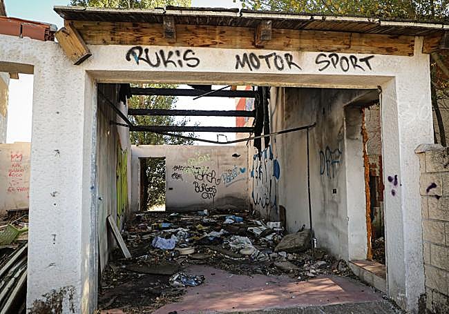 Garaje de una de las viviendas, de la urbanización de Cardeñadijo, usada como un taller mecánico