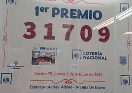 Estanco López de Aranda de Duero anunciando el premio de la Lotería Nacional.