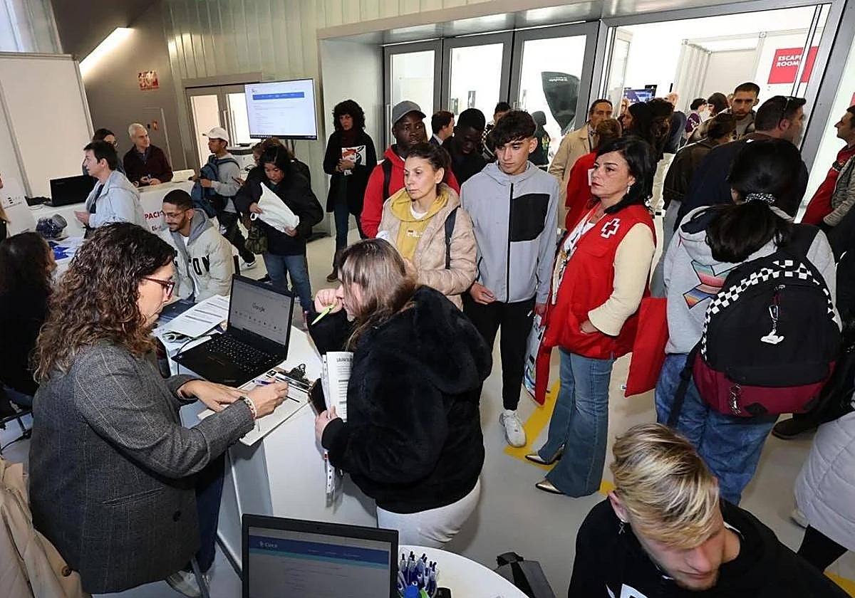 Jóvenes ante oportunidades de empleo.