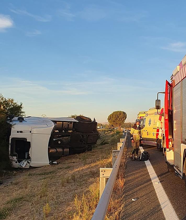 Imagen secundaria 2 - Los servicios de emergencias actúan en el lugar del accidente. 