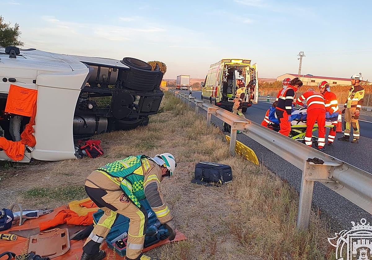 Trabajos en el lugar del accidente para ayudar a las dos personas heridas.