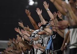 Aficionados del Burgos CF en el estadio El Alcoraz