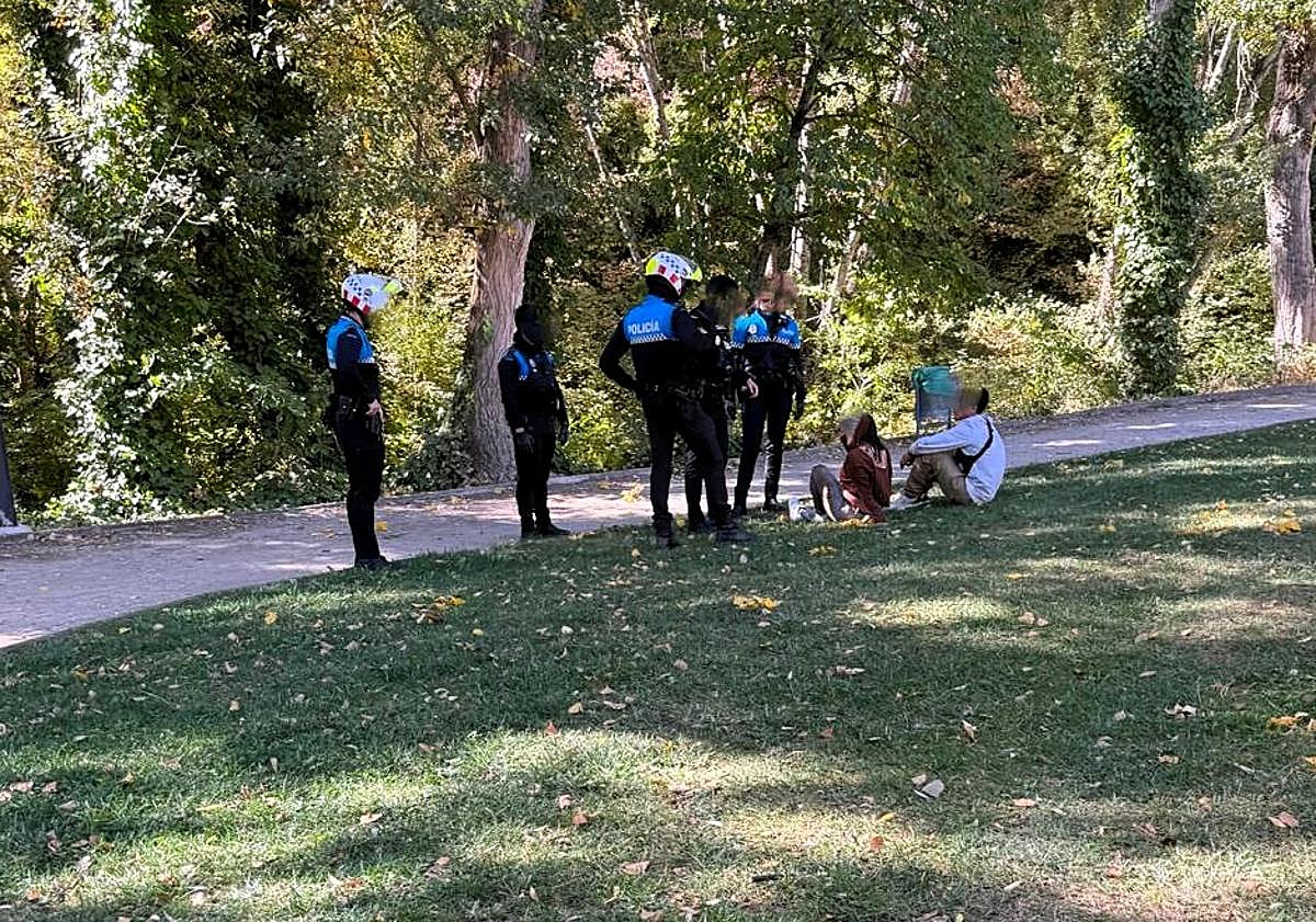 Imagen principal - Diferentes momentos del rescate de la mujer de las aguas del río Arandilla. 
