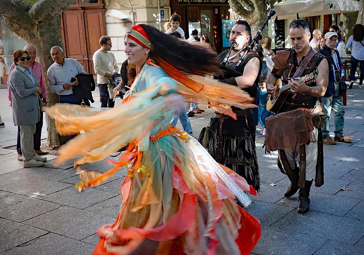 Las recreaciones de vestuario y los bailes no han faltado durante la jornada.
