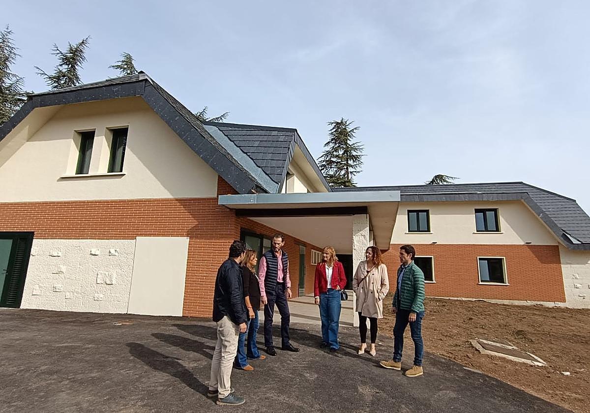Las auoridades recepcionan el nuevo albergue.