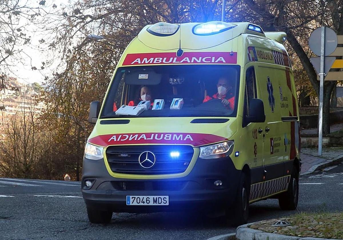 Imagen de archivo de una ambulancia durante una salida.