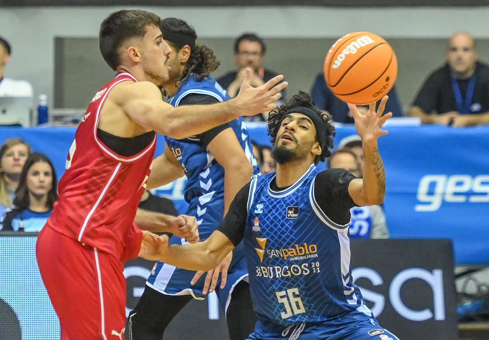 Todas las imágenes del primer partido de temporada entre el San Pablo Burgos frente al Bàsquet Girona