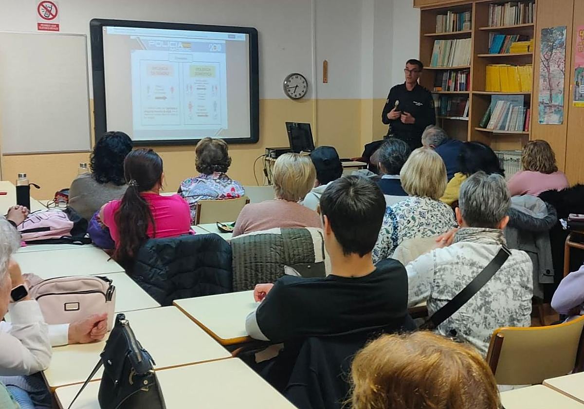 Una clase del Centro de Educación para Adultos de Aranda de Duero.