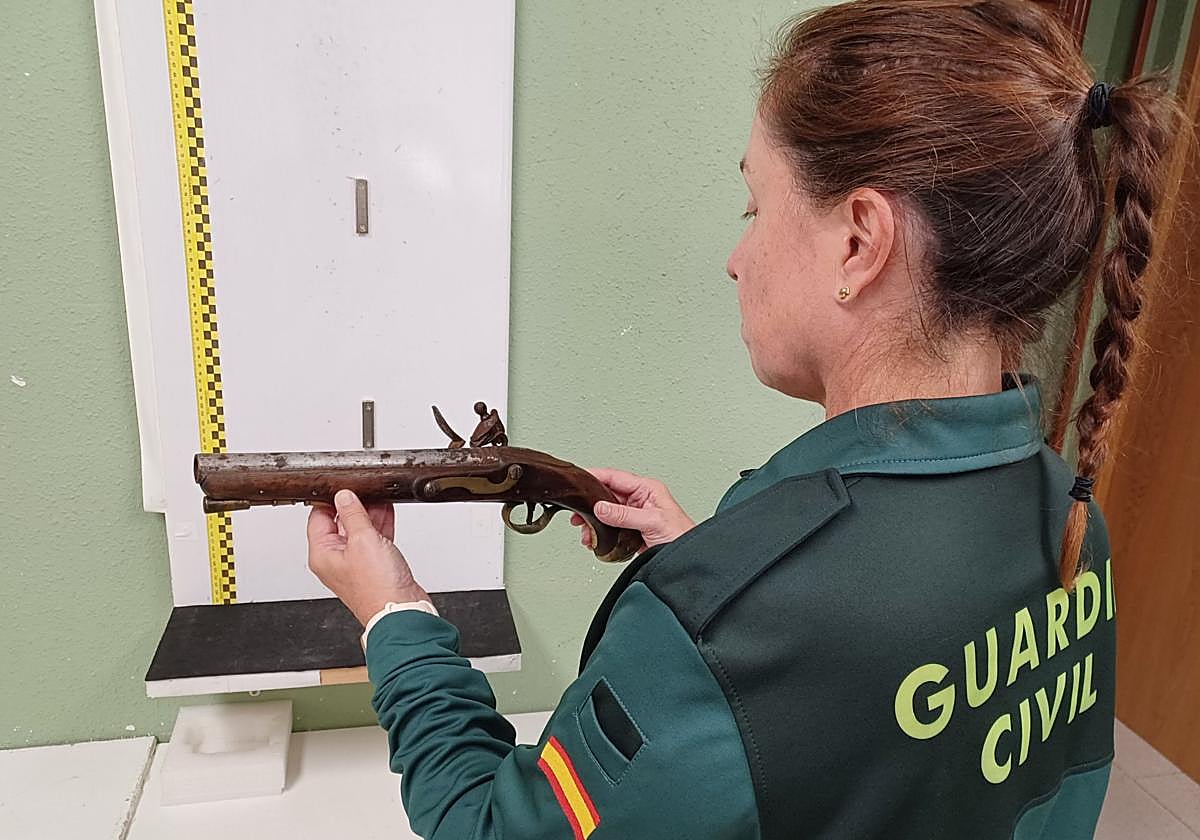La Guardia Civil con el fusil incautado.