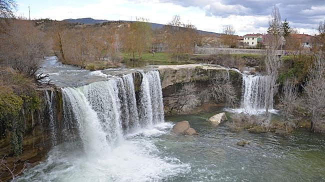 En Burgos hay muchas cascadas y saltos de agua. Esta es una de las más conocidas.