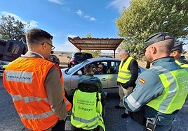 El subdelegado del Gobierno en Burgos, Pedro de la Fuente, junto a voluntarios de ASPAYM, en un control.