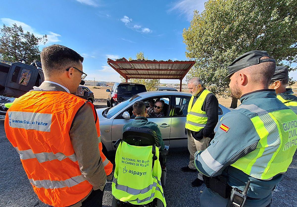 El subdelegado del Gobierno en Burgos, Pedro de la Fuente, junto a voluntarios de ASPAYM, en un control.