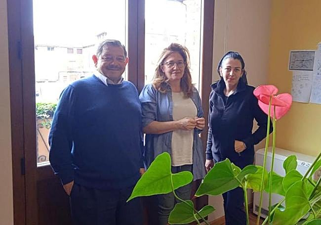 osé María García, el concejal de Repoblación, a la izquierda junto con María Espada y Allende Llórente, técnica de Proyecto Arraigo en Belorado.