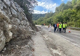 Muros de contención con escollera de piedra.