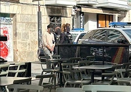 Momento en el que los agentes trasladan al detenido en el centro de Burgos.