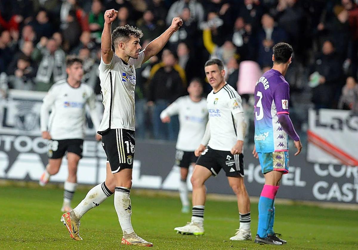 Curro, celebrando la victoria frente al real valladolid en el último derbi oficial disputado en El Plantío.