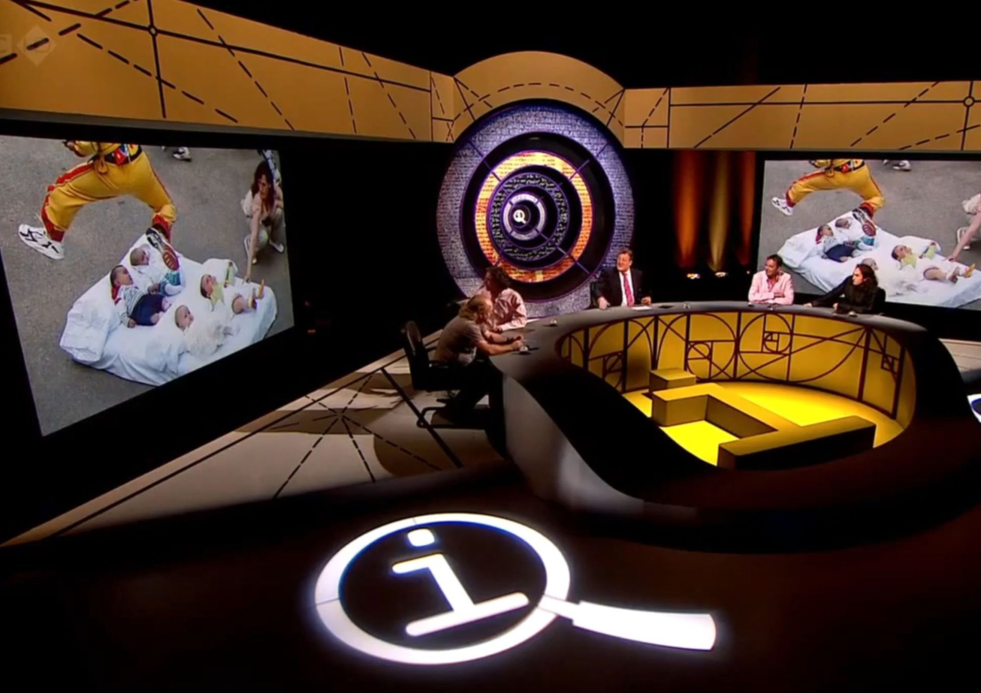 Imagen del plató de QI (Quite Interesting), de la BBC, hablando de la fiesta de El Colacho celebrada en Castrillo de Murcia.