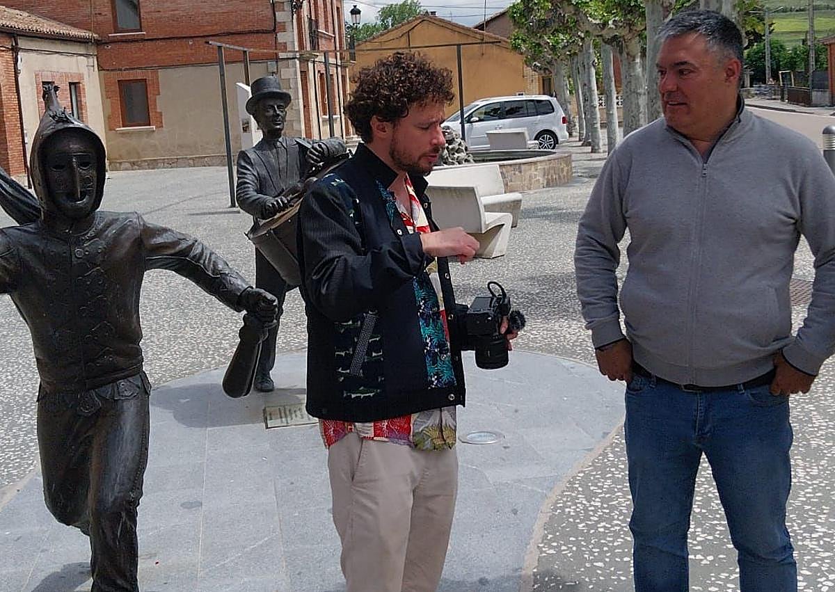 Imagen secundaria 1 - Luisito Comunica grabando en Castrillo de Murcia.