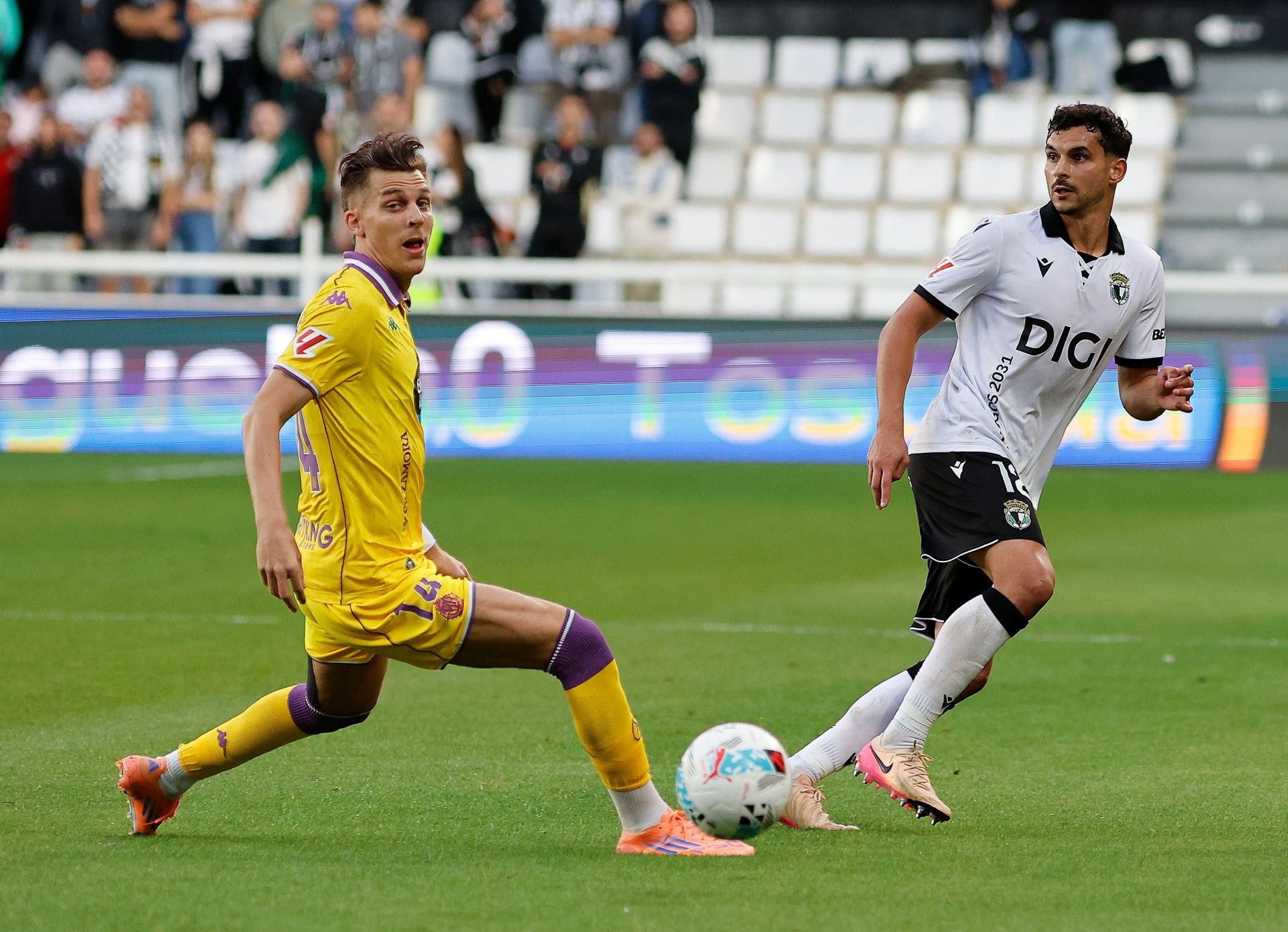 El derbi entre el Burgos CF y el Real Valladolid, en imágenes
