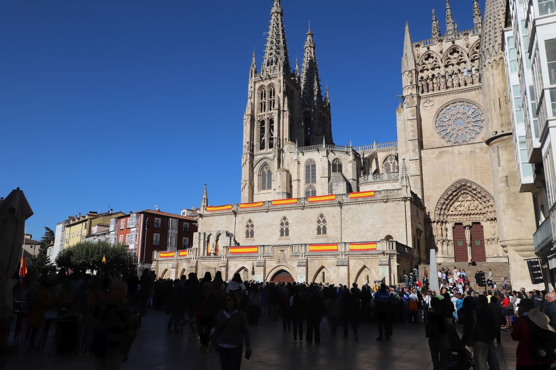 El acto de la Guardia Civil frente a la Catedral de Burgos, en imágenes