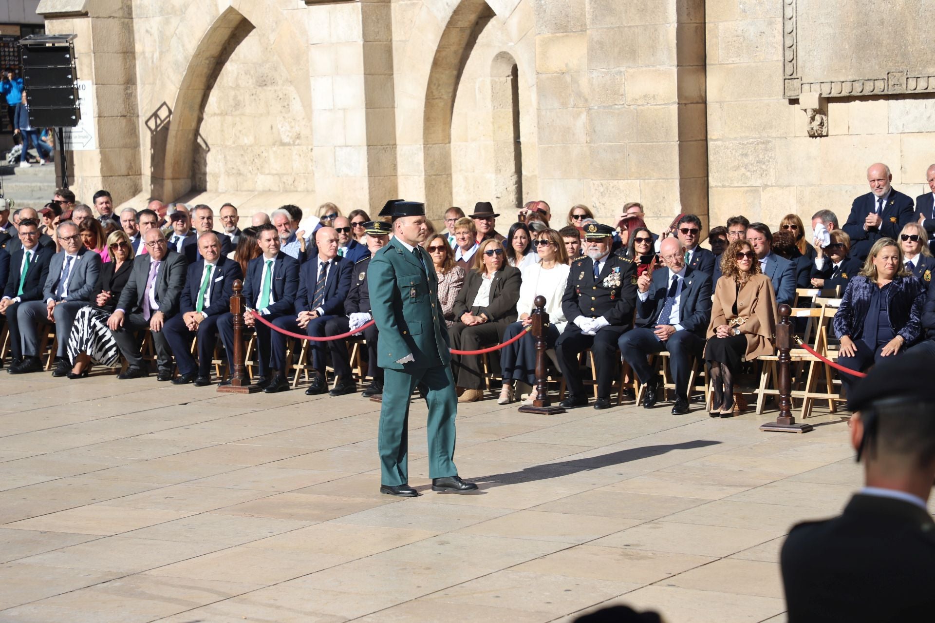El acto de la Guardia Civil frente a la Catedral de Burgos, en imágenes
