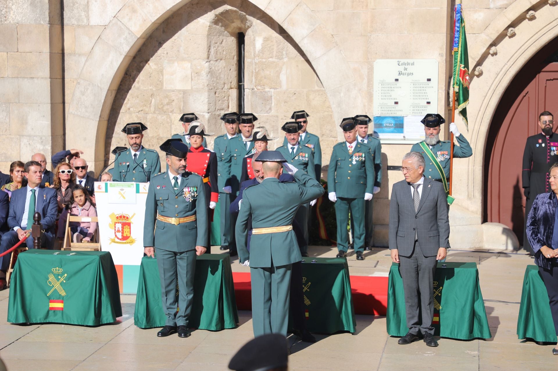 El acto de la Guardia Civil frente a la Catedral de Burgos, en imágenes