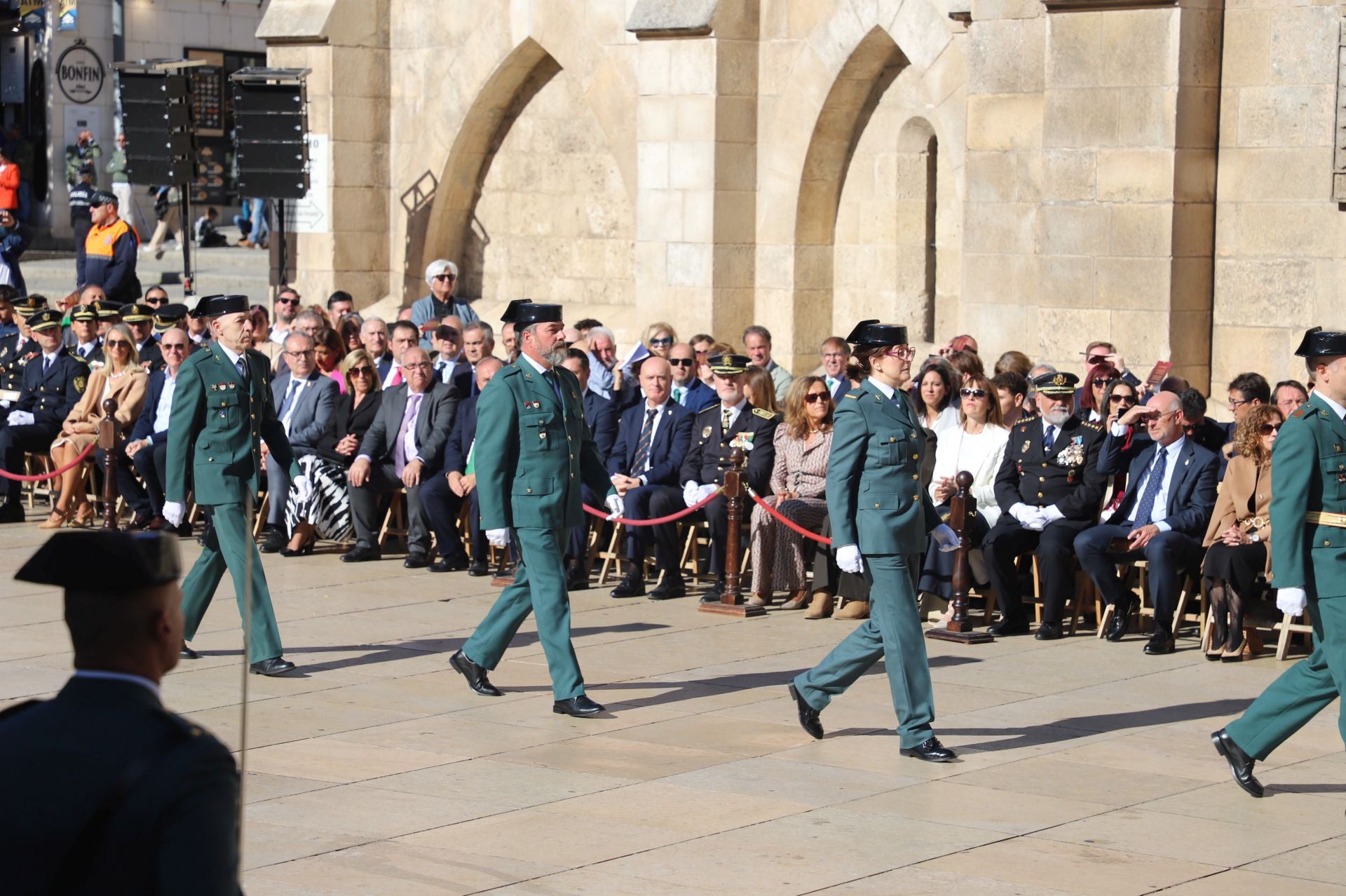 El acto de la Guardia Civil frente a la Catedral de Burgos, en imágenes