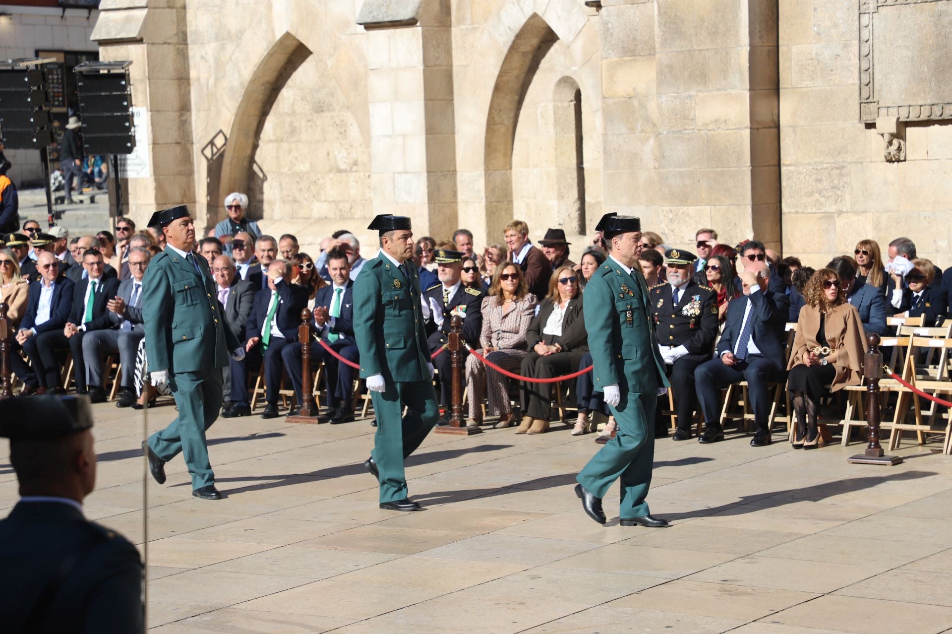 El acto de la Guardia Civil frente a la Catedral de Burgos, en imágenes