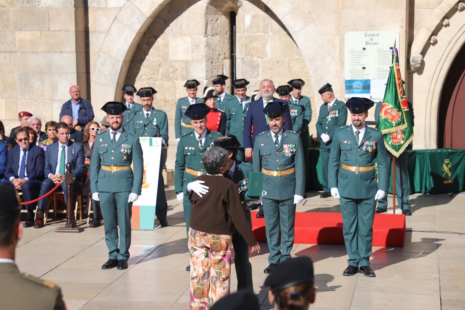 El acto de la Guardia Civil frente a la Catedral de Burgos, en imágenes