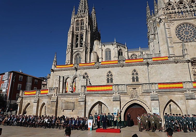 Imagen del acto realizado por la Guardia Civil frente a la Catedral de Burgos.