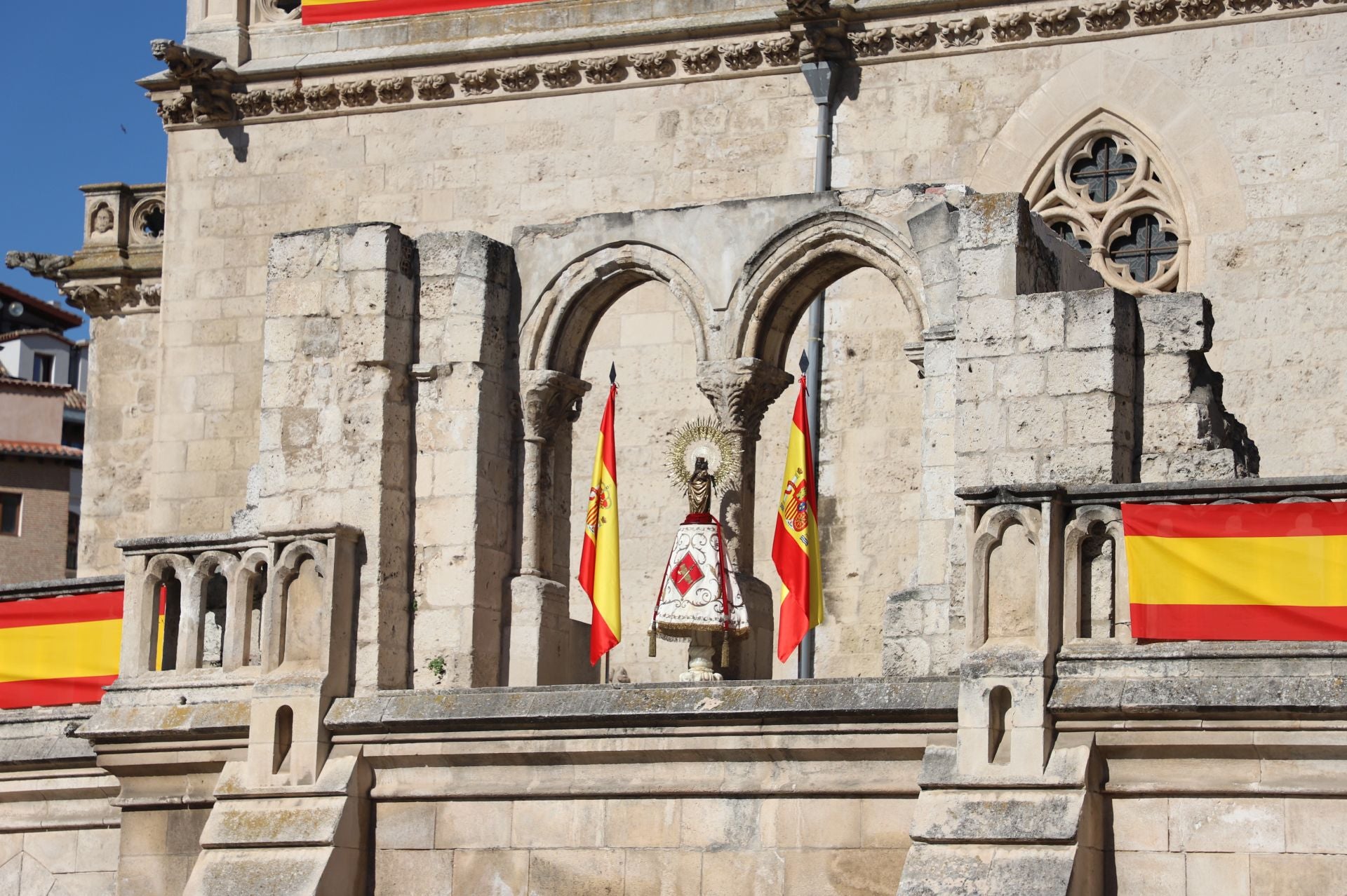 El acto de la Guardia Civil frente a la Catedral de Burgos, en imágenes