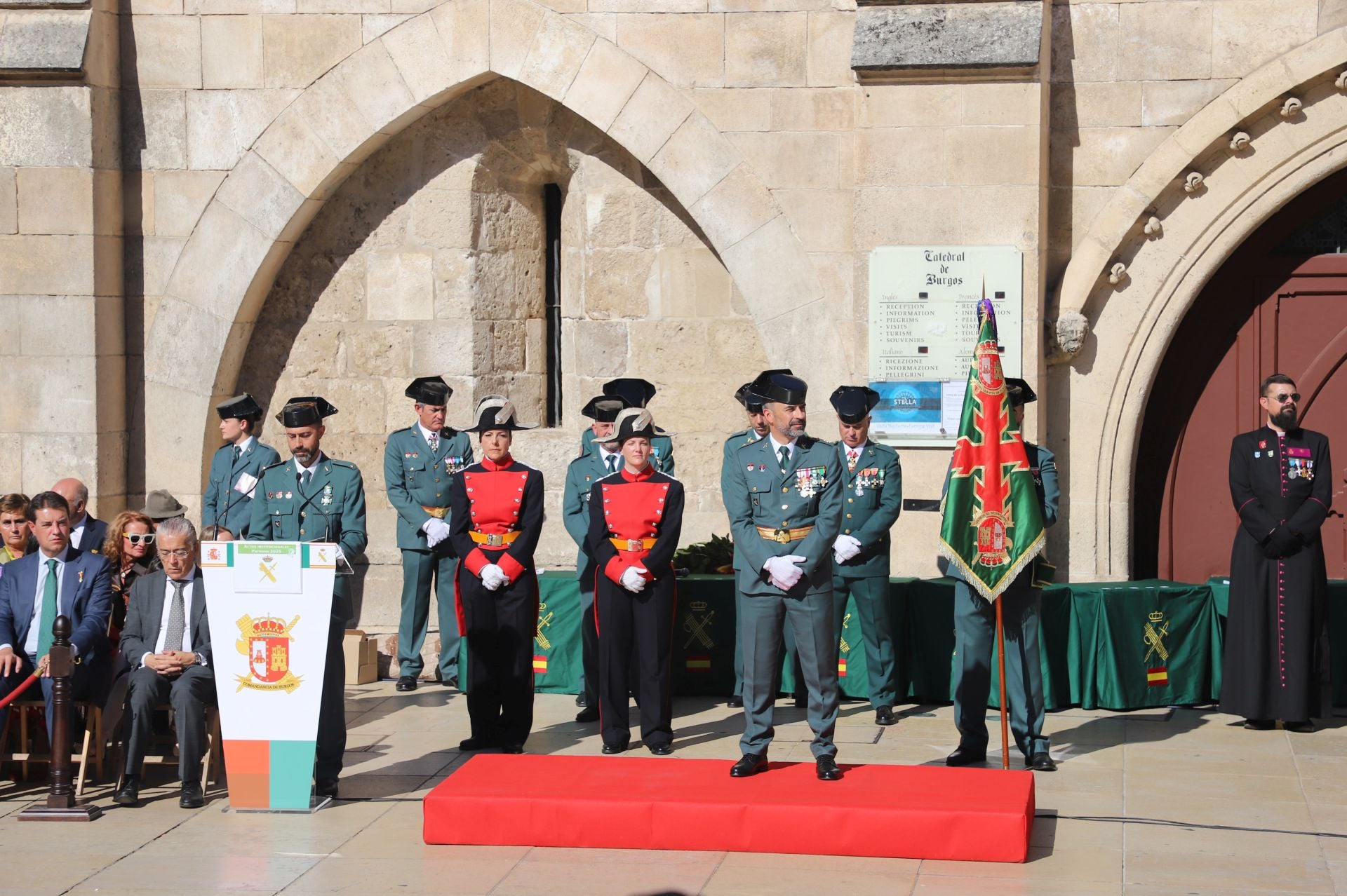 El acto de la Guardia Civil frente a la Catedral de Burgos, en imágenes