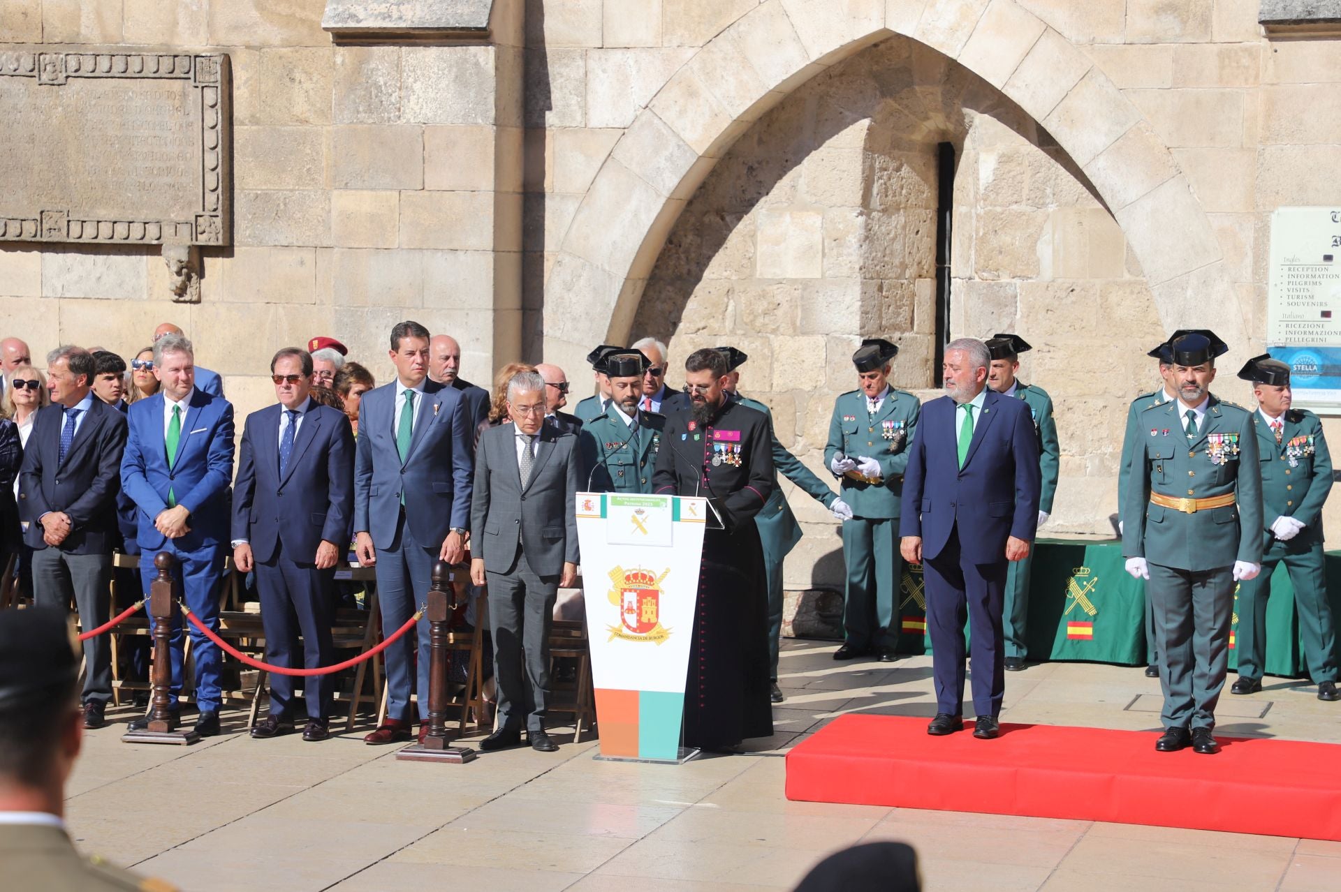 El acto de la Guardia Civil frente a la Catedral de Burgos, en imágenes