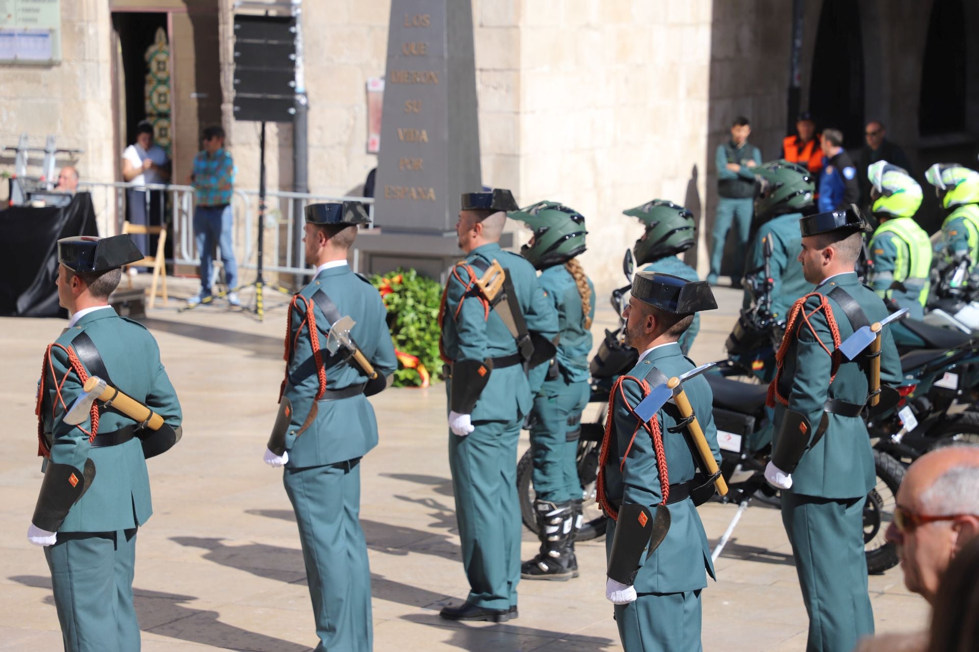 El acto de la Guardia Civil frente a la Catedral de Burgos, en imágenes