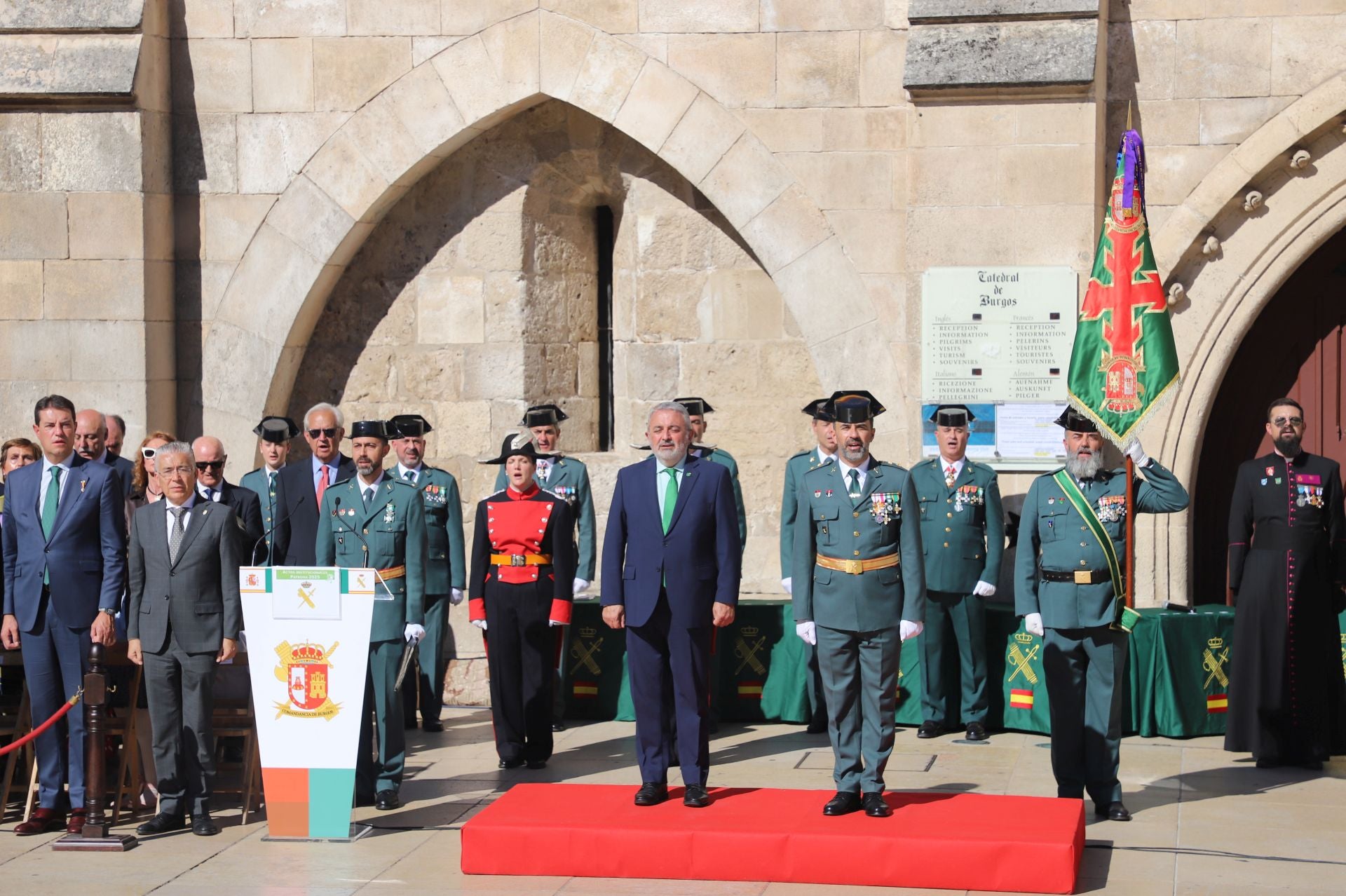 El acto de la Guardia Civil frente a la Catedral de Burgos, en imágenes