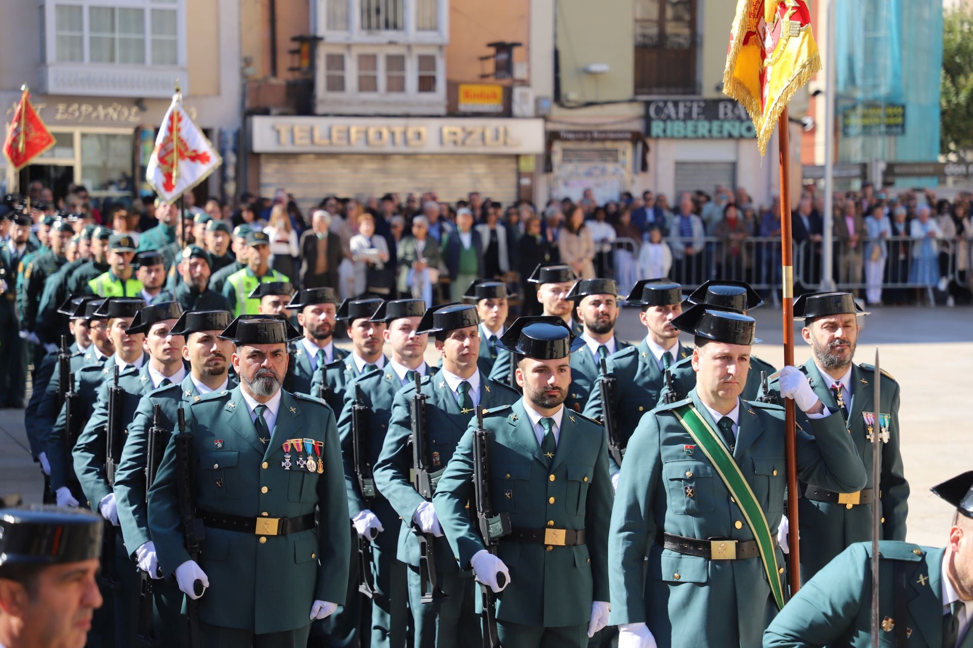 El acto de la Guardia Civil frente a la Catedral de Burgos, en imágenes