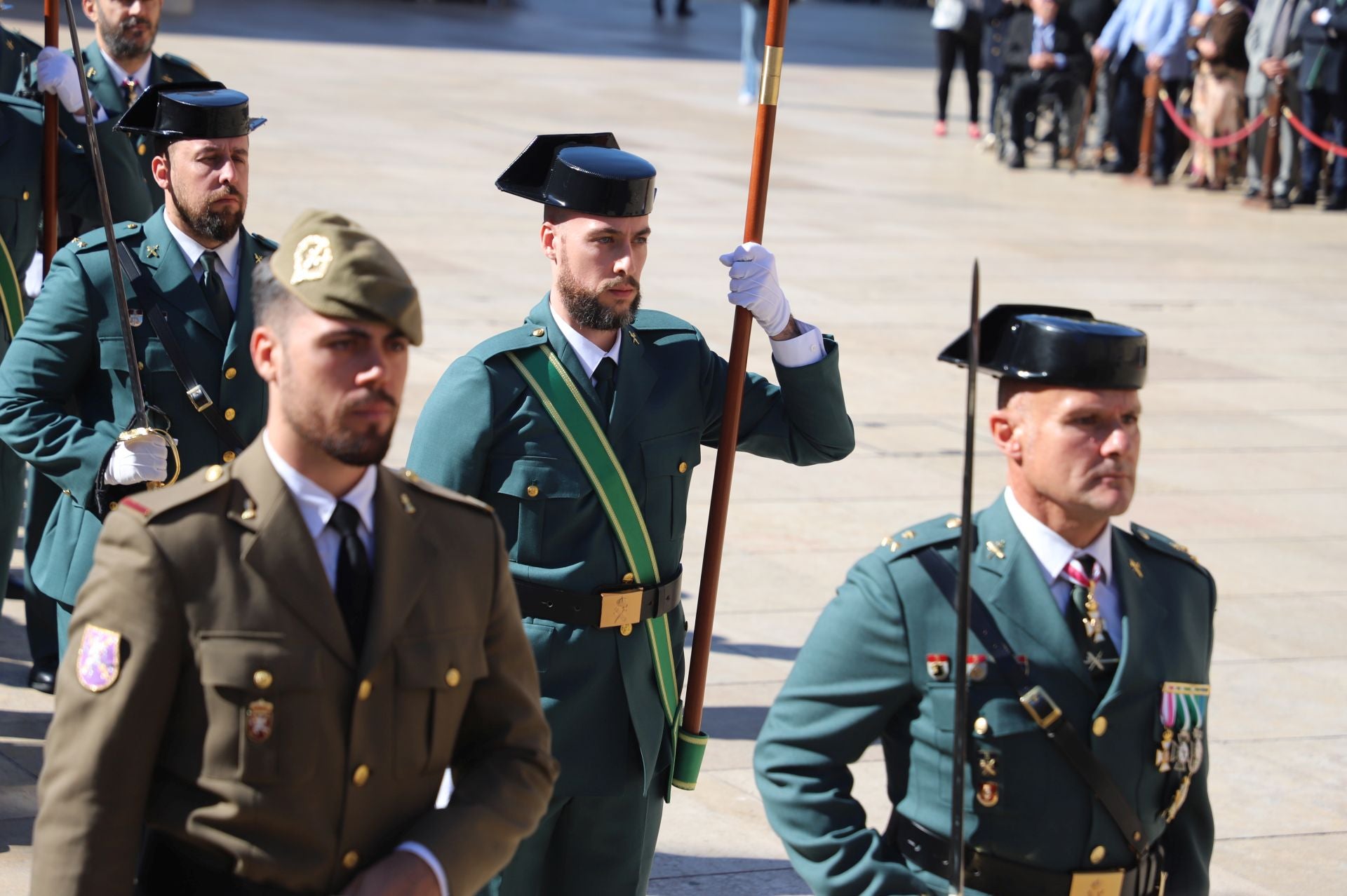 El acto de la Guardia Civil frente a la Catedral de Burgos, en imágenes