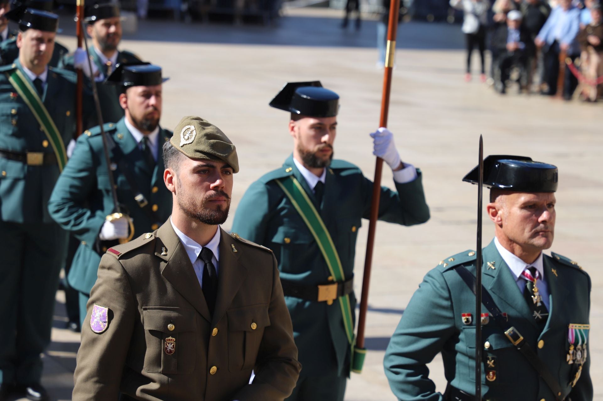 El acto de la Guardia Civil frente a la Catedral de Burgos, en imágenes