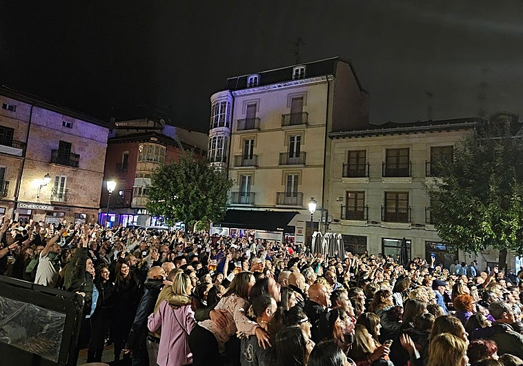 Miles de personas cantaron el himno en la Plaza de España
