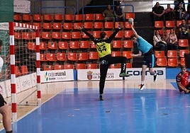 Daniel Santamaría en un lance del partido.