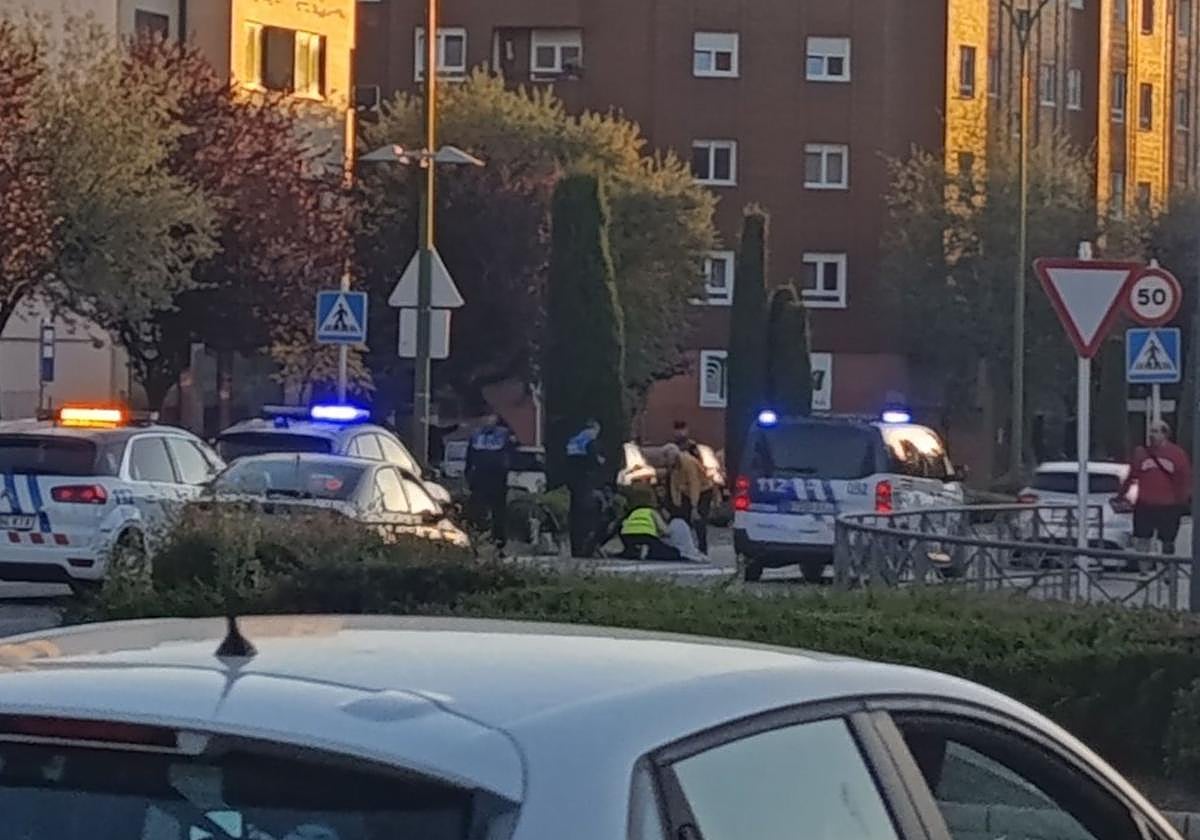 Momento en el que la Policía Local atiende a la mujer herida.