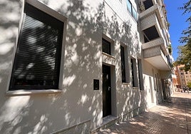 Local transformado en vivienda en la calle Azorín, en Burgos.