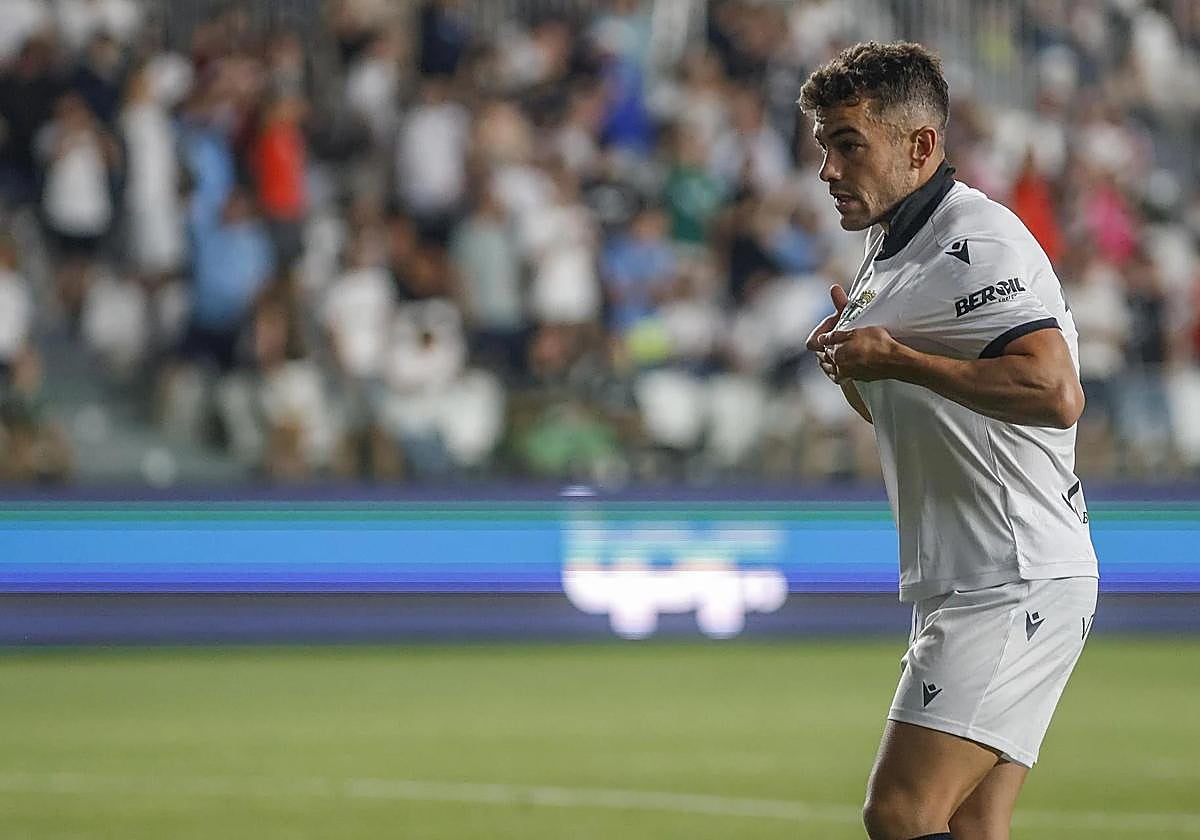 Curro Sánchez se señala el escudo tras anotar en el partido ante la Cultural Leonesa en El Plantío.