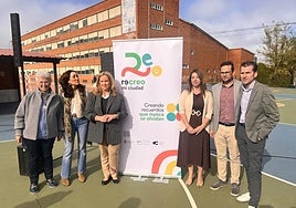 Los protagonistas de la idea con la alcadesa en la presentación de las acciones.