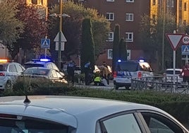 Momento en el que la Policía Local atiende a la mujer herida.